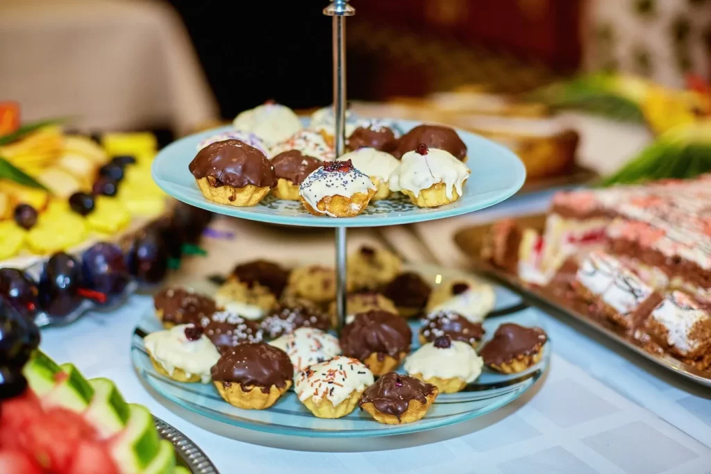 pretty-little-white-brown-cupcakes-stand-tired-dish_8353-728